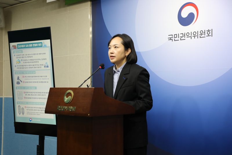 송영희 국민권익위원회 경제제도개선과장이 13일 정부세종청사에서 소방차, 구급차 등 긴급자동차의 도로 통행 원활화 방안 제도개선 권고 내용을 브리핑하고 있다. 국민권익위 제공