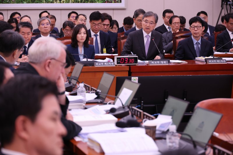 조현 외교부 장관이 13일 서울 여의도 국회에서 열린 외교통일위원회 국정감사에서 의원 질의에 답하고 있다. 연합뉴스