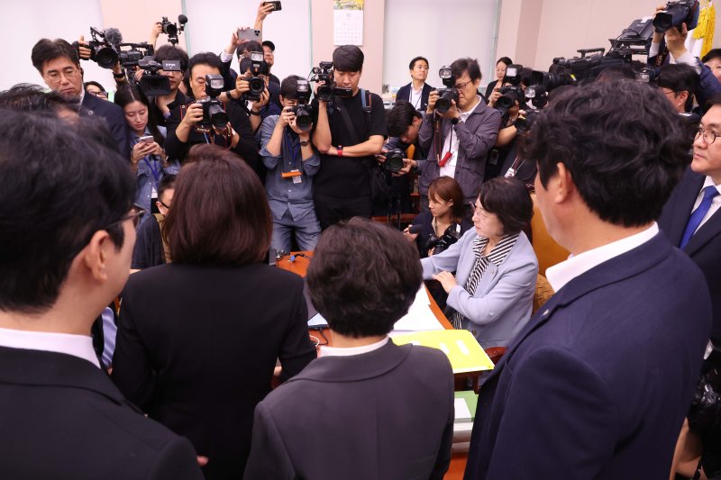 [서울=뉴시스] 조성봉 기자 = 추미애 국회 법제사법위원장이 13일 서울 여의도 국회 법사위에서 열린 대법원 등 국정감사에서 의사진행과 관련해 국민의힘 의원들에게 항의를 받고 있다. 2025.10.13. suncho21newsis.com