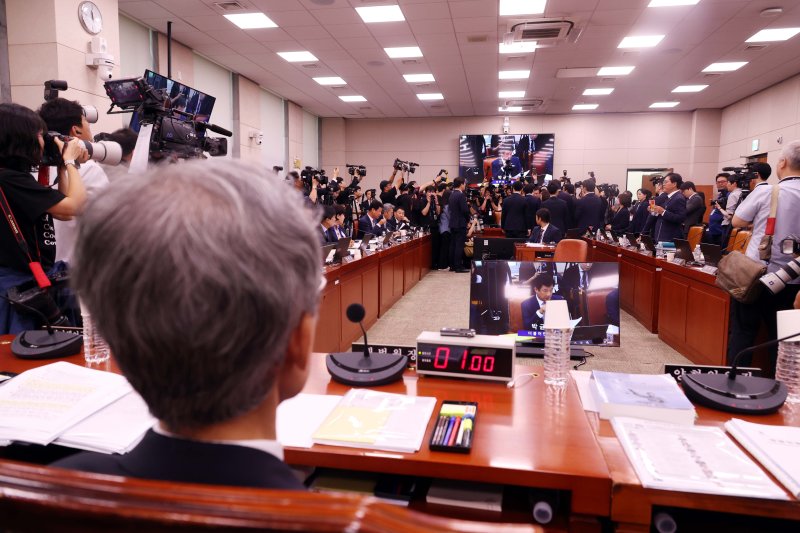 [서울=뉴시스] 조성봉 기자 = 조희대 대법원장이 13일 서울 여의도 국회법제사법위원회의에서 열린 대법원 등 국정감사에서 의사진행 관련 추미애 법사위원장에게 항의하는 국민의힘 의원들의 모습을 지켜보고 있다. 2025.10.13. suncho21newsis.com