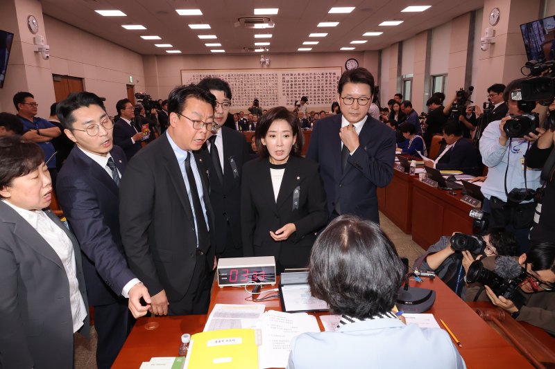 13일 서울 여의도 국회에서 열린 대법원 등에 대한 법제사법위원회 국정감사에서 국민의힘 의원들이 추미애 법사위원장에게 조희대 대법원장 이석을 요구하고 있다. 연합뉴스