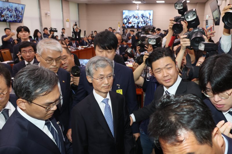 조희대 대법원장이 13일 서울 여의도 국회에서 열린 법제사법위원회의 대법원 등 국정감사에서 정회 후 이석하고 있다. 뉴시스