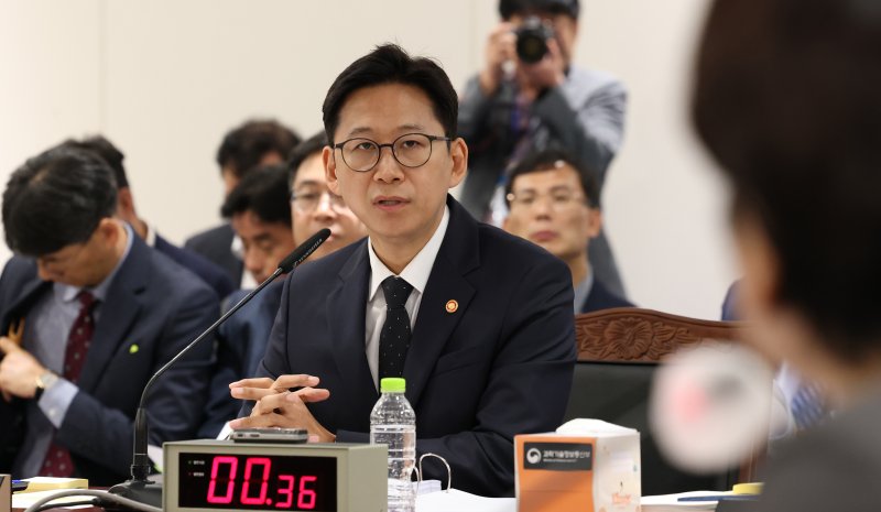 배경훈 부총리 겸 과학기술정보통신부 장관이 13일 세종시 정부세종청사에서 열린 국회 과학기술정보방송통신위원회의 과학기술정보통신부에 대한 국정감사를 진행하며 위원들의 질의에 답변하고 있다. 2025.10.13/뉴스1 ⓒ News1 김기남 기자