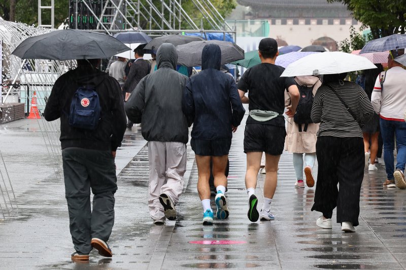 비가 내린 지난 13일 서울 종로구 광화문광장에서 시민들이 달리고 있다. (사진과 기사는 직접적인 관련이 없음) 연합뉴스