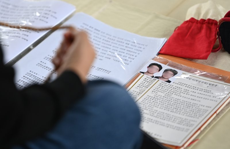 [화성=뉴시스] 김종택 기자 = 2026학년도 대학수학능력시험(11월13일)을 한달 앞둔 13일 경기 화성시 용주사에서 수험생 학부모가 자녀의 수능 고득점을 염원하며 기도하고 있다. 2025.10.13. jtk@newsis.com