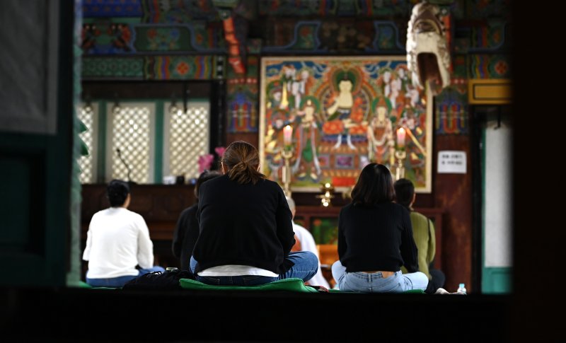 [화성=뉴시스] 김종택 기자 = 2026학년도 대학수학능력시험(11월13일)을 한달 앞둔 13일 경기 화성시 용주사에서 수험생 학부모들이 자녀의 수능 고득점을 염원하며 기도하고 있다. 2025.10.13. jtk@newsis.com