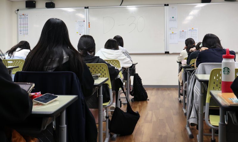 [부산=뉴시스] 하경민 기자 = 2026학년도 대학수학능력시험을 1개월 정도 앞둔 13일 부산 동래구 부산중앙여자고등학교 3학년 교실에서 수험생들이 공부에 집중하고 있다. 2025.10.13. yulnetphoto@newsis.com