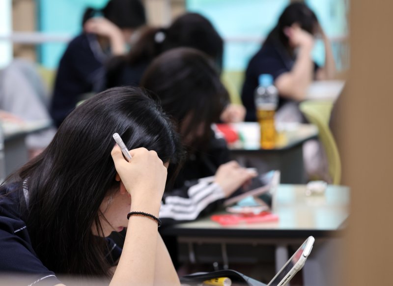 [부산=뉴시스] 하경민 기자 = 2026학년도 대학수학능력시험을 1개월 정도 앞둔 13일 부산 동래구 부산중앙여자고등학교 3학년 교실에서 수험생들이 공부에 집중하고 있다. 2025.10.13. yulnetphoto@newsis.com