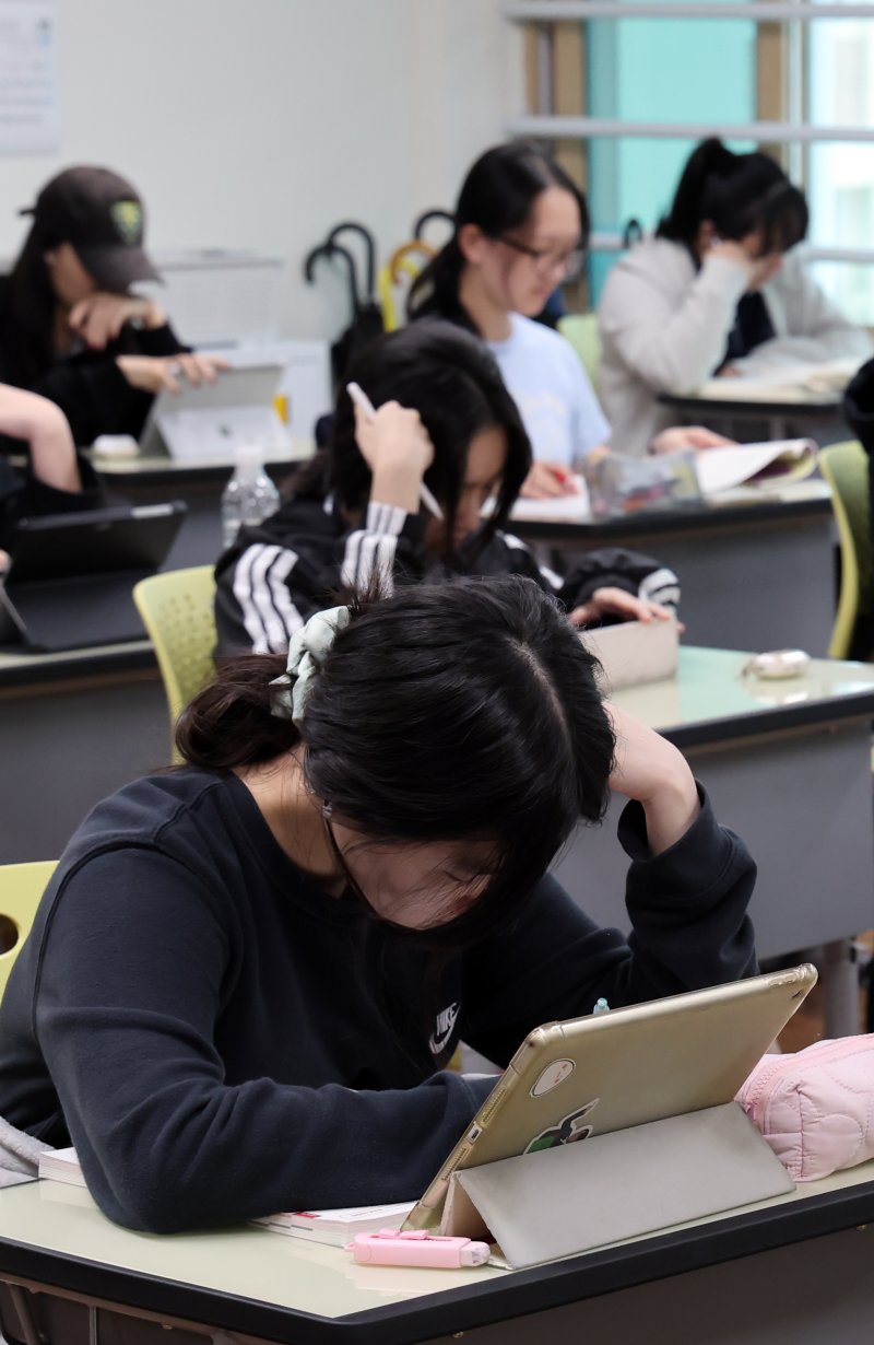 [부산=뉴시스] 하경민 기자 = 2026학년도 대학수학능력시험을 1개월 정도 앞둔 13일 부산 동래구 부산중앙여자고등학교 3학년 교실에서 수험생들이 공부에 집중하고 있다. 2025.10.13. yulnetphoto@newsis.com