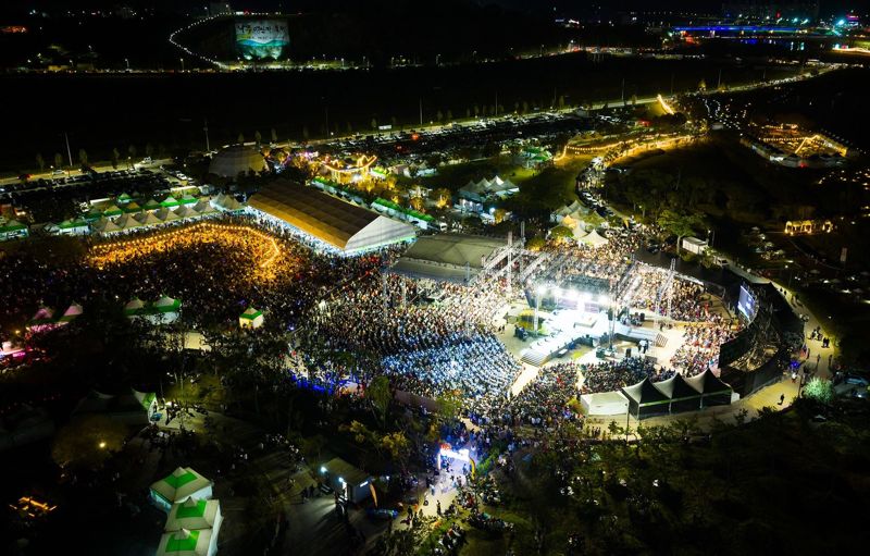 전남 나주시는 지난 8~12일 영산강정원 일원에서 열린 '2025 나주영산강축제'<사진>가 52만여명의 방문객을 끌어모으며 대한민국 대표 가을축제로 확실히 자리매김했다고 밝혔다. 나주시 제공