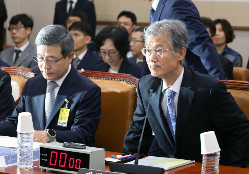 [서울=뉴시스] 고승민 기자 = 조희대 대법원장이 13일 서울 여의도 국회에서 열린 법제사법위원회의 대법원 등 국정감사에 출석하고 있다. 2025.10.13. kkssmm99@newsis.com