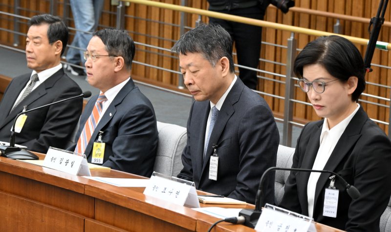 지난 2025년 3월 국회에서 열린 정무위 전체회의의 홈플러스·MBK 파트너스 및 삼부토건 관련 긴급 현안질의에서 조주연(오른쪽 부터)홈플러스공동대표, 김광일MBK 파트너스 부회장 겸 홈플러스 공동 대표 등 채택증인들이 의원들의 질의를 듣고 있다. 뉴시스
