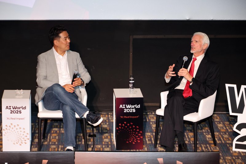 지난달 25일 서울 송파구 롯데월드타워 롯데시네마에서 열린 'AI World 2025'에서 장동선 궁금한 뇌 연구소 대표(왼쪽)와 제리 카플란 스탠퍼드 대학교 교수가 대담을 하고 있다. 사진=박범준 기자