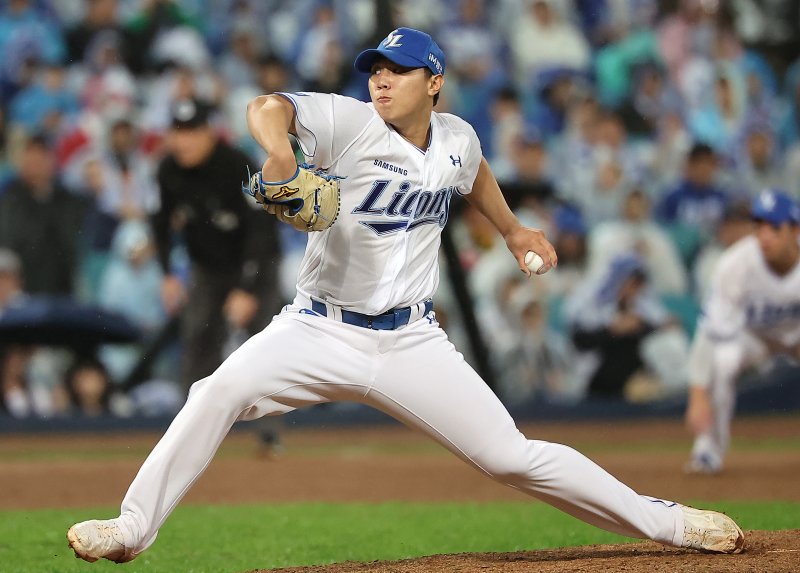 대구 삼성라이온즈파크에서 열린 프로야구 2025 신한 SOL뱅크 KBO 준플레이오프 3차전 SSG 랜더스와 삼성 라이온즈의 경기, 삼성 배찬승이 8회초 등판해 힘차게 공을 던지고 있다.뉴스1