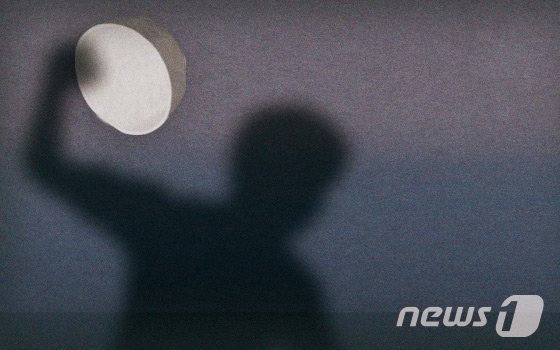 “돈 주겠다” 불러내 100만 유튜버 '수탉' 납치·폭행한 남자들