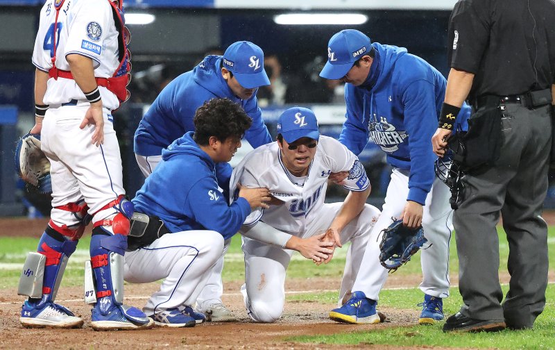 이럴수가! 삼성 가을야구의 심장, 허리를 붙잡았다… 김영웅 이탈 초비상