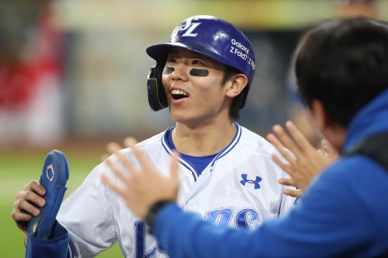 13일 오후 대구 삼성라이온즈파크에서 열린 프로야구 2025 신한 SOL뱅크 KBO 준플레이오프 3차전 삼성 라이온즈와 SSG 랜더스의 경기, 3회말 2사 2루 상황 삼성 구자욱의 1타점 적시 2루타 때 2루주자 김성윤을 홈을 밟은 뒤 기뻐하고 있다. 2025.10.13/뉴스1 ⓒ News1 공정식 기자