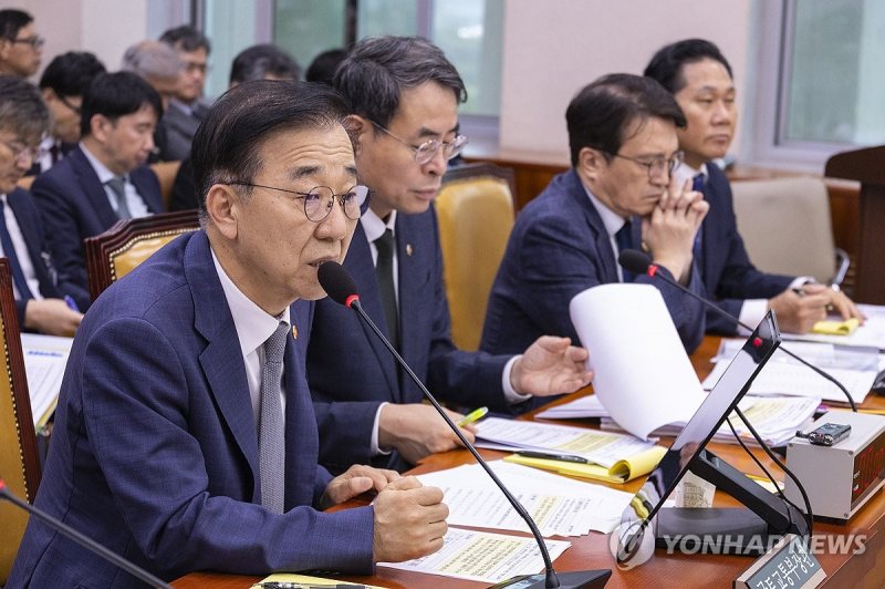 질의에 답하는 김윤덕 국토부 장관 (출처=연합뉴스)