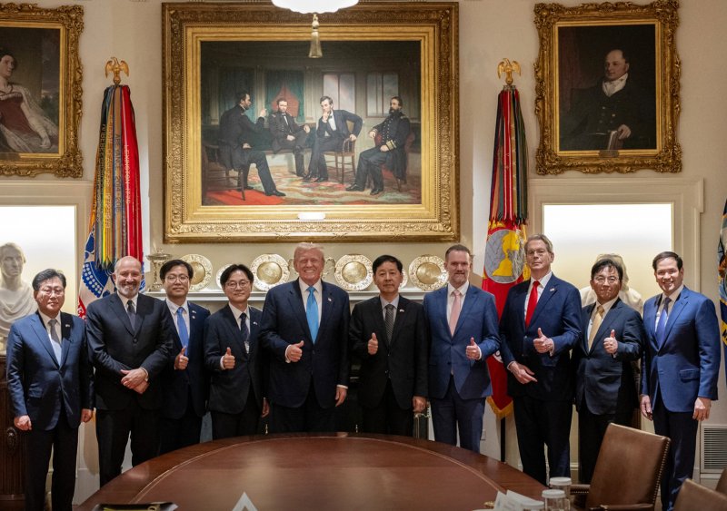 [서울=뉴시스] 한미 관세 협상이 타결된 지난달 30일(현지 시간) 도널드 트럼프 미국 대통령이 워싱턴 D.C. 백악관 캐비닛 룸에서 한국 측 협상단과 함께 엄지 손가락을 치켜 세운 채 기념촬영 하고 있다. (사진=백악관 페이스북 캡처) 2025.08.01. photo@newsis.com *재판매 및 DB 금지