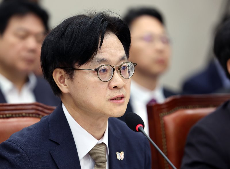 [서울=뉴시스] 김명년 기자 = 김정관 산업통상부 장관이 13일 오전 서울 여의도 국회에서 열린 산업통상자원중소벤처기업위원회 국정감사에서 질의에 답하고 있다. 2025.10.13. kmn@newsis.com