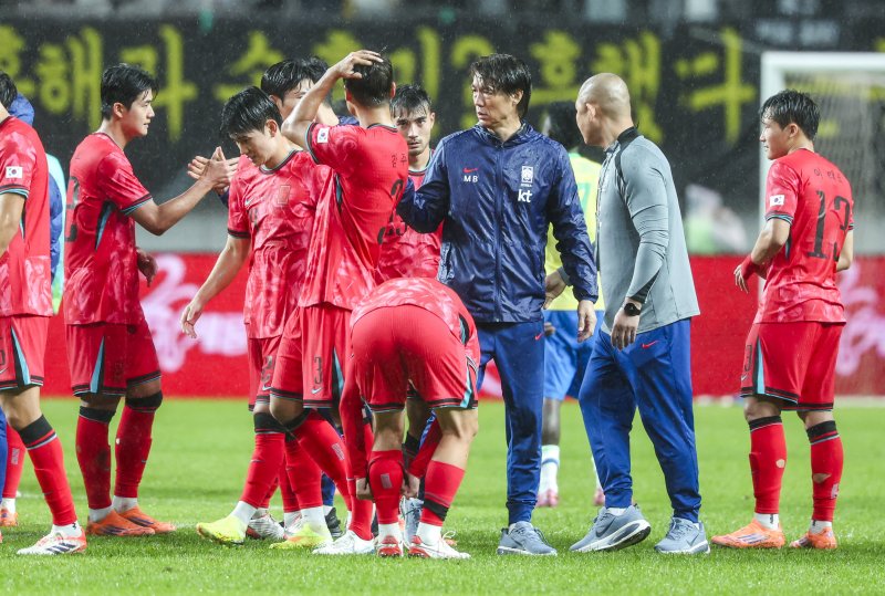 서울월드컵경기장에서 열린 남자 축구 국가대표 10월 A매치 친선전 대한민국과 브라질의 경기, 5-0으로 패배한 대한민국 홍명보 감독이 선수들을 격려하고 있다.뉴시스