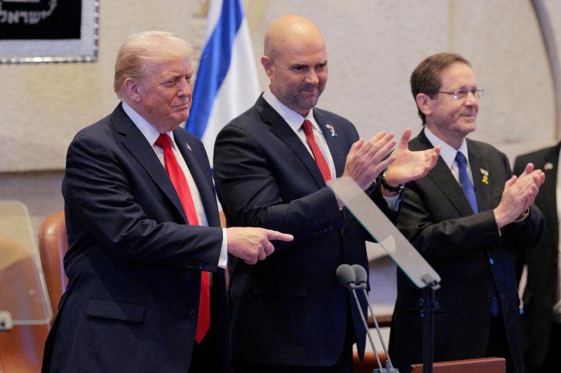 [예루살렘=AP/뉴시스]도널드 트럼프 미 대통령이 13일 예루살렘의 이스라엘 의회 크네셋에서 연설하기 전 기립박수를 받고 있다. 그는 이날 모든 이스라엘 인질들이 석방된 것과 관련, "새로운 중동의 역사적 새벽"을 선언했다. 2025.10.13.