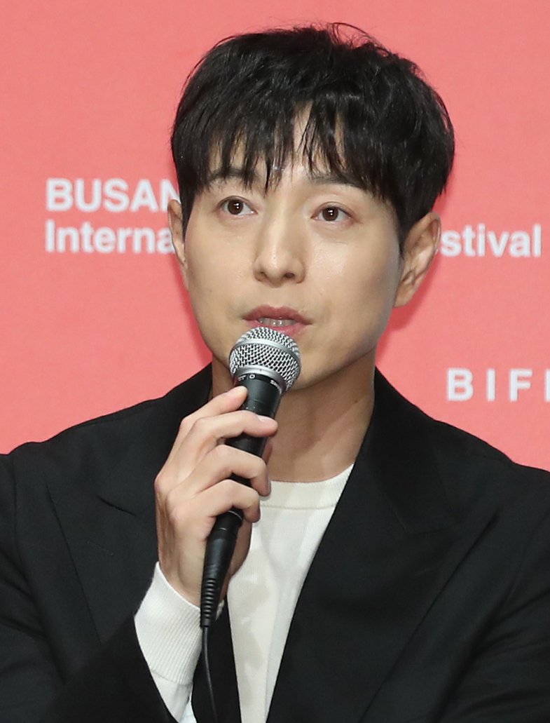 정성일, 결혼 9년 만에 파경…