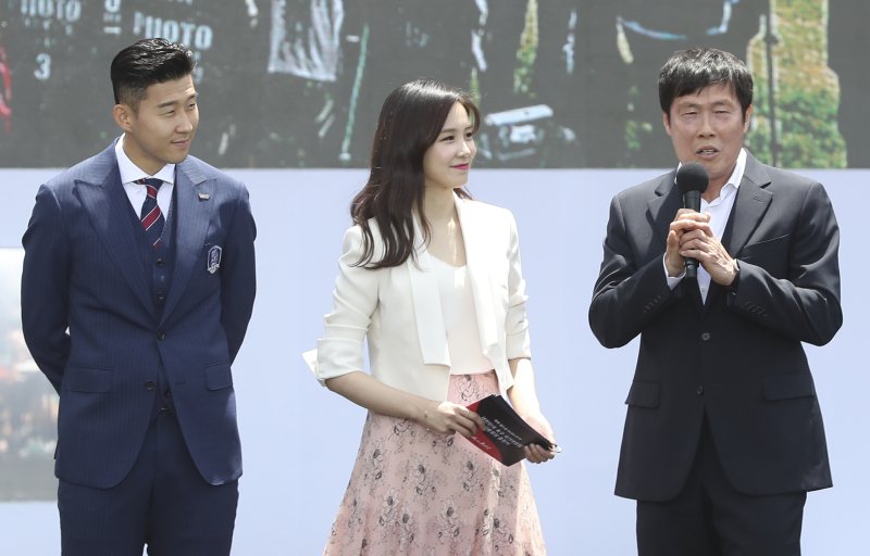 【서울=뉴시스】최진석 기자 = 지난 20188년 5월21일 오후 서울 중구 서울광장에서 열린 '2018 러시아 월드컵 대한민국 축구 대표팀 서울광장 출정식'에서 레전드 차범근(오른쪽) 전 감독이 사회자의 질문에 답하고 있다. 왼쪽은 손흥민. 신태용호는 이날 출정식 뒤 파주 축구대표팀트레이닝센터(NFC)로 이동 담금질에 돌입, 2018 러시아 월드컵을 향한 여정을 시작한다. 2018.05.21. myjs@newsis.com