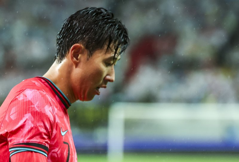 [서울=뉴시스] 황준선 기자 = 10일 서울 마포구 서울월드컵경기장에서 열린 남자 축구 국가대표 10월 A매치 친선전 대한민국과 브라질의 경기, 손흥민이 이동하고 있다. 2025.10.10. hwang@newsis.com