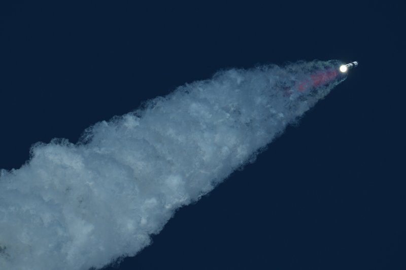 스페이스X의 대형 우주선 스타십이 13일(현지시간) 미 텍사스주 보카치카 해변의 스타베이스 기지에서 11번째 시험 발사되고 있다.AP뉴시스