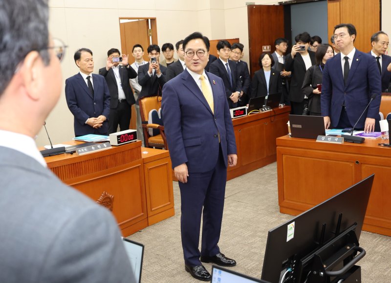 우원식 국회의장이 14일 오전 서울 여의도 국회 정무위원회 국정감사장을 찾아 의원들에게 인사하고 있다. 뉴시스화상