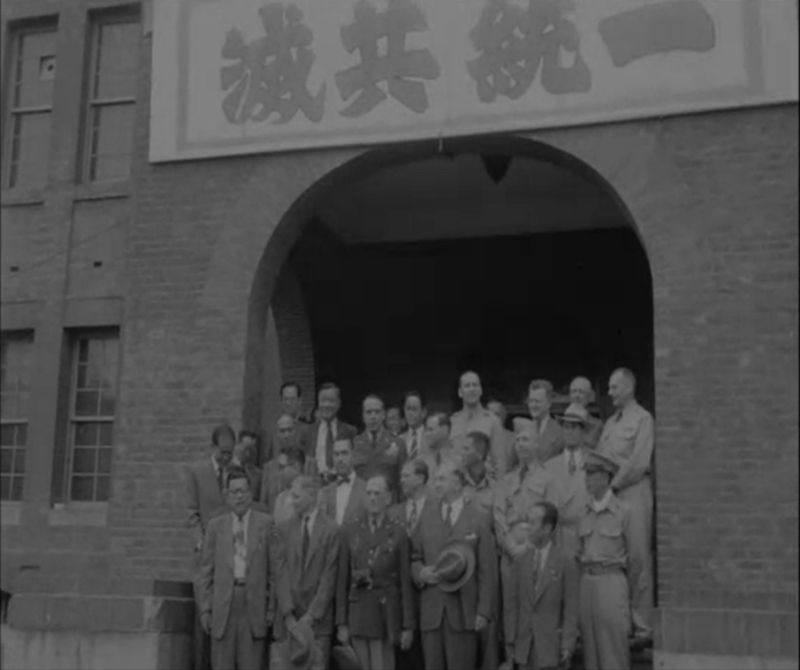 1952년 한미경제조정협정 조인 후 기념 촬영(미국립문서기록관리청·고려대 한국사연구소 소장). 동아대 제공