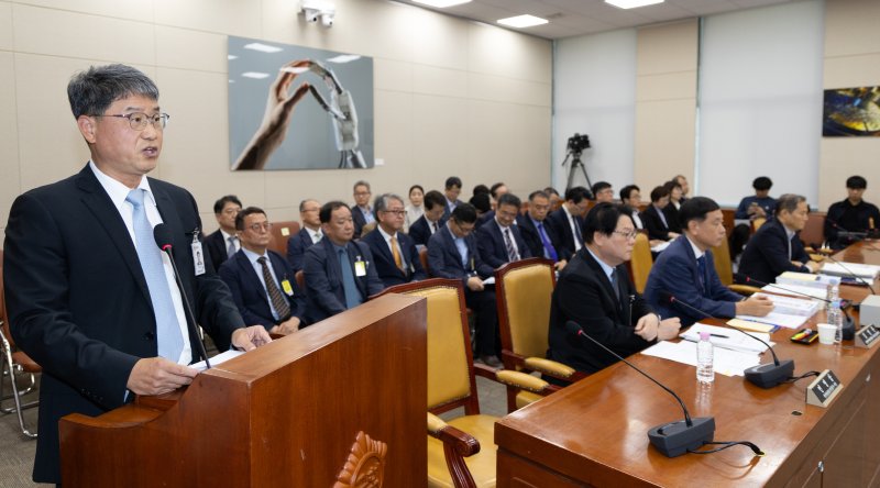 반상권 방송미디어통신위원회 위원장 직무대리가 14일 서울 여의도 국회에서 열린 과학기술정보방송통신위원회 방송통신위원회 등에 대한 국정감사에 출석해 업무보고를 하고 있다. 뉴스1