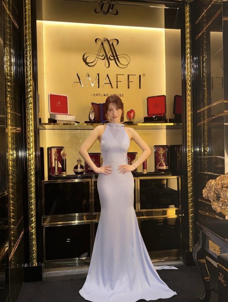 트와이스 모모, 눈부신 드레스 자태…콜라병 몸매 자랑