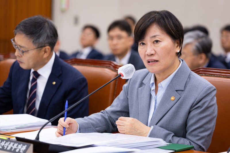 송미령 농림축산식품부 장관이 14일 서울 여의도 국회에서 열린 농림축산식품해양수산위원회의 농림축산식품부 등에 대한 국정감사에서 의원 질의에 답하고 있다. 뉴스1