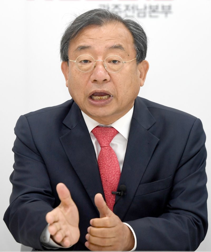 [광주=뉴시스] 류형근 기자 = 6·1지방선거 전남도지사에 출마한 국민의힘 이정현 후보가 뉴시스와 인터뷰를 하고 있다. hgryu77@newsis.com