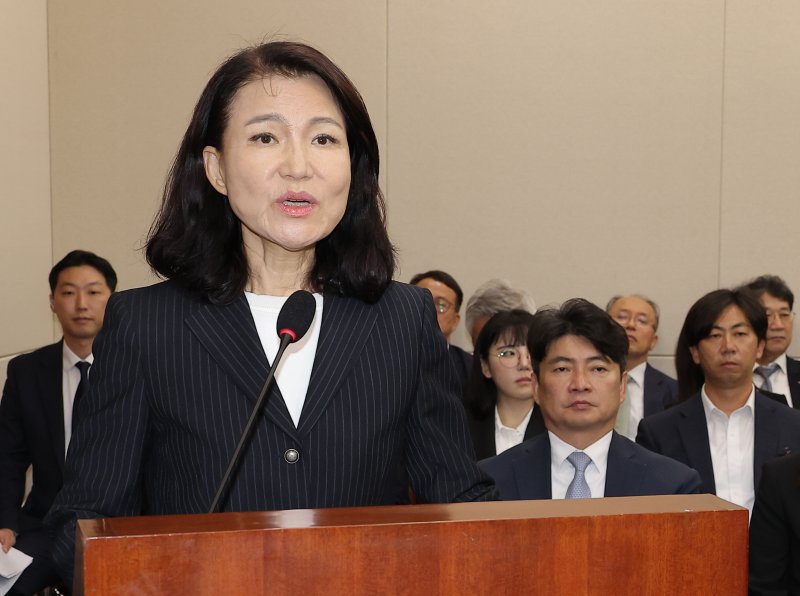 이진숙 전 방송통신위원장이 14일 서울 여의도 국회 과학기술정보방송통신위원회에서 열린 2025년도 국정감사에서 발언하고 있다. 연합뉴스