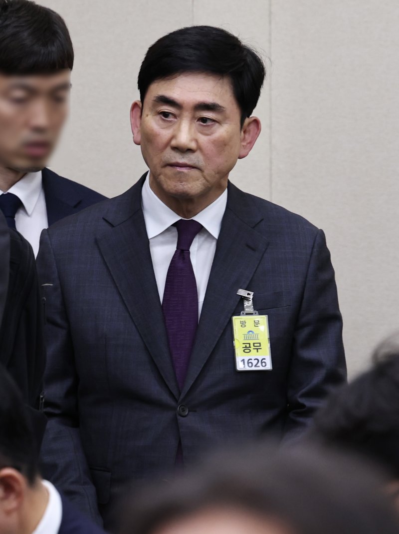 송종화 교촌F&B 대표는 지난 10월 국감 정무위원회 국정감사에서 순살 메뉴의 중량을 줄인 사실을 소비자에게 충분히 고지했냐는 지적에 "홈페이지를 통해 고지했지만 충분히 알리지 못한 점을 인정한다"고 답했다. /뉴스1