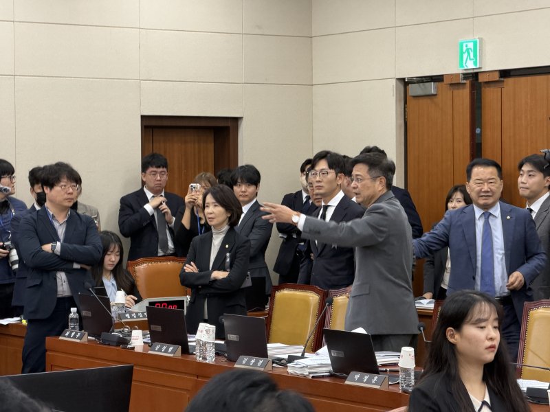 국민의힘 의원들이 14일 국회 과학기술정보방송통신위원회 국정감사 도중 김우영 더불어민주당 의원이 박정훈 국민의힘 의원이 개인 정보가 포함된 문자를 공개하자 반발하는 모습. 뉴스1