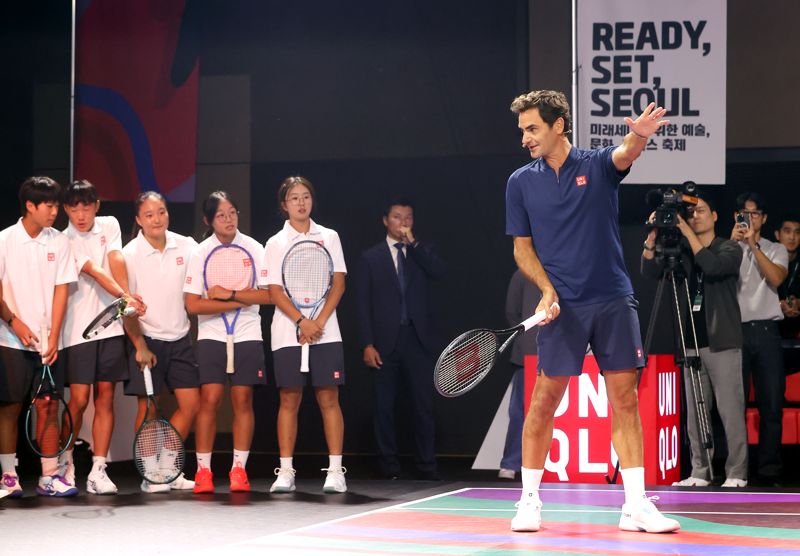 글로벌 패션 브랜드 유니클로(UNIQLO)가 글로벌 이벤트 시리즈인 ‘로저 페더러와 함께하는 세계 여행(Around the World with Roger Federer)’을 13일 오후 서울에서 개최했다. 로저 페더러가 유소년 선수들과 코칭 세션을 진행하고 있다. / 유니클로 제공
