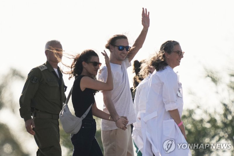 풀려나 손 흔드는 귀환 인질 아리엘 쿠니오 (출처=연합뉴스)