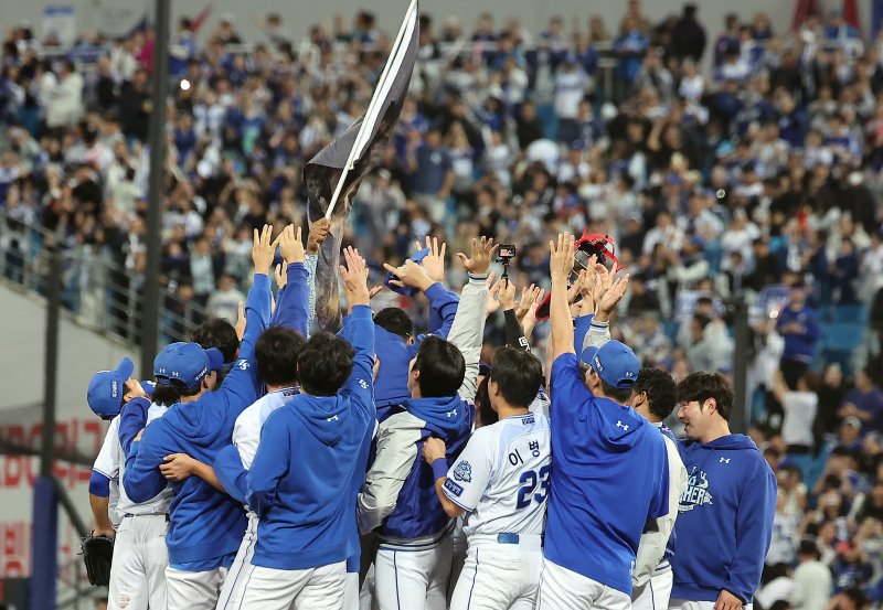 "디아즈의 한 방, 대구를 뒤흔들다”…삼성, 18년 만의 한화와 ‘불꽃 PO’ 성사