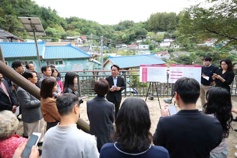 지난 14일 이성헌 서대문구청장이 서울 서대문구 개미마을을 방문한 기자단에게 구 내 주요 정비구역을 소개하고 있다. 서대문구 제공