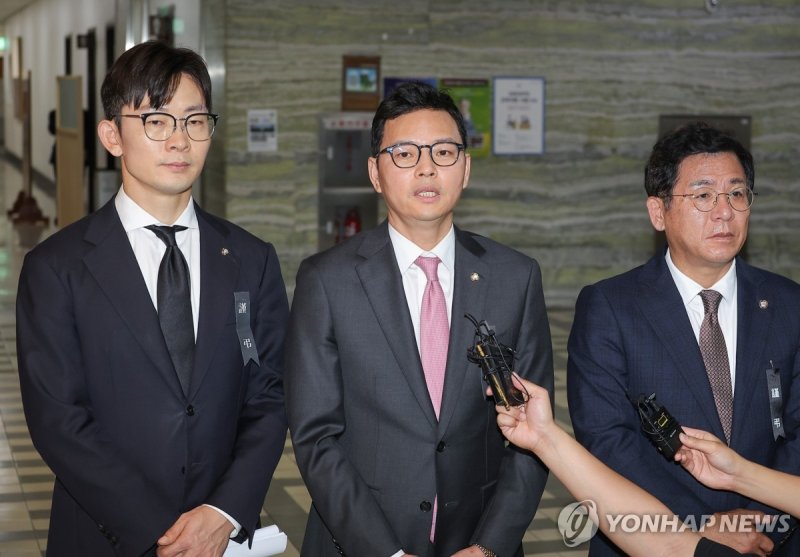 공개된 문자 메시지 관련 설명하는 국민의힘 박정훈 의원 (출처=연합뉴스)