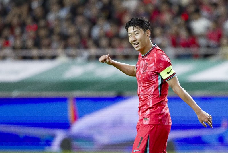 [서울=뉴시스] 김근수 기자 = 14일 오후 서울 마포구 서울월드컵경기장에서 열린 하나은행 초청 축구국가대표팀 친선경기 대한민국과 파라과이의 경기 전반 대한민국 손흥민이 황인범에게 엄지를 들어보이고 있다. 2025.10.14. ks@newsis.com