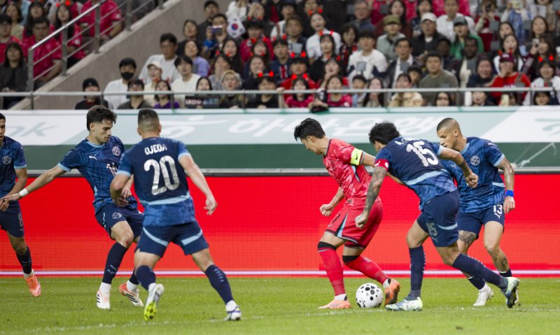 [서울=뉴시스] 김근수 기자 = 14일 오후 서울 마포구 서울월드컵경기장에서 열린 하나은행 초청 축구국가대표팀 친선경기 대한민국과 파라과이의 경기 전반 대한민국 손흥민이 돌파를 하고 있다. 2025.10.14. ks@newsis.com