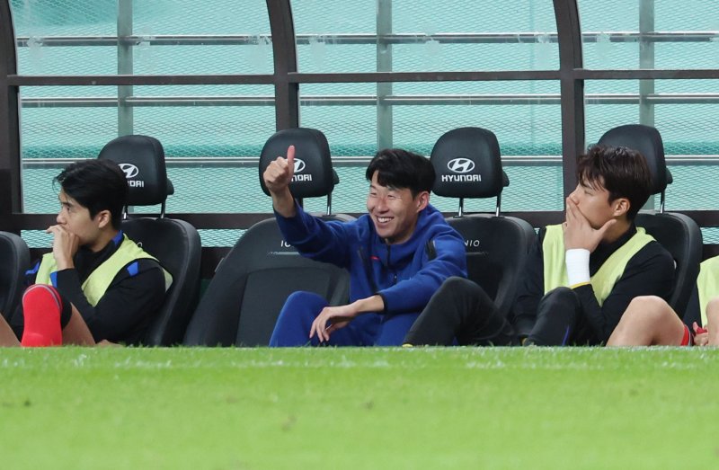 [서울=뉴시스] 이영환 기자 = 14일 오후 서울 마포구 서울월드컵경기장에서 열린 하나은행 초청 축구국가대표팀 친선경기 대한민국과 파라과이의 경기 후반전, 대한민국 손흥민이 황인범의 슈팅에 엄지를 들어보이고 있다. 2025.10.14. 20hwan@newsis.com