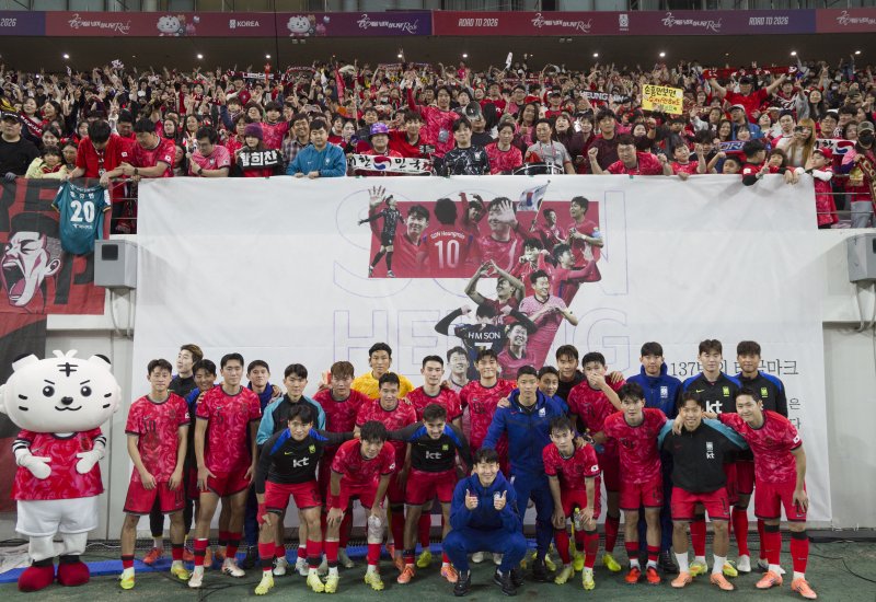 [서울=뉴시스] 김근수 기자 = 14일 오후 서울 마포구 서울월드컵경기장에서 열린 하나은행 초청 축구국가대표팀 친선경기 대한민국과 파라과이의 경기에서 대한민국이 파라과이를 2-0으로 승리를 거뒀다. 대한민국 선수들이 팬들과 기념촬영을 하고있다. 2025.10.14. ks@newsis.com