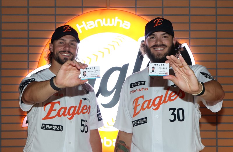한화 이글스 원투펀치 코디 폰세(오른쪽)와 라이언 와이스. 2025.7.15/뉴스1 ⓒ News1 김기태 기자