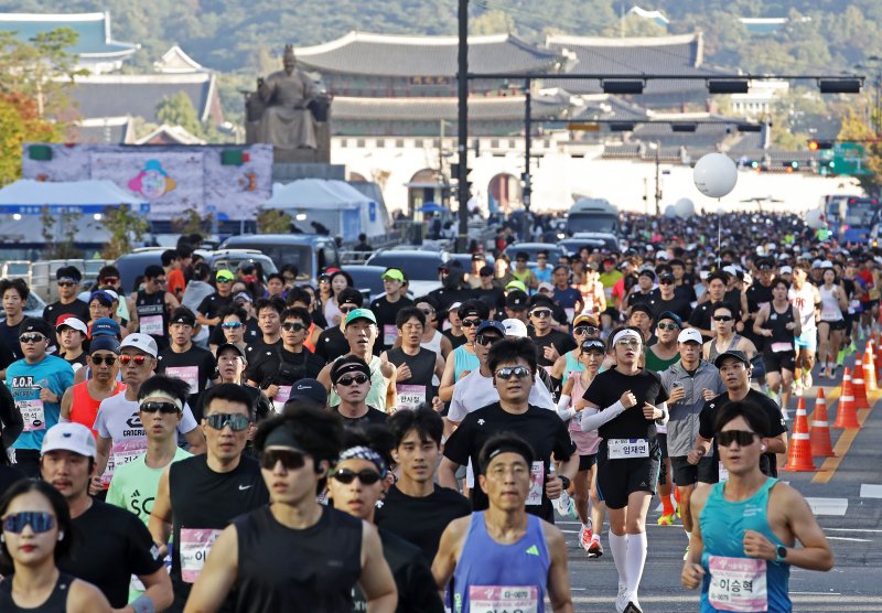 서울 중구 청계광장 앞 세종대로에서 열린 2024 서울달리기(SEOUL RACE)에서 러너들이 힘차게 달리고 있다. 2024.10.13/뉴스1 ⓒ News1 오대일 기자